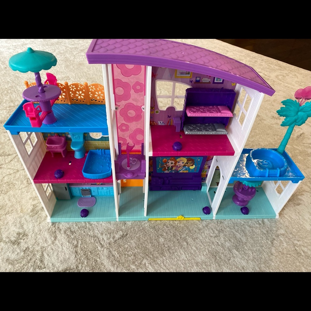 Polly Pocket House larger Polly Pocket Size